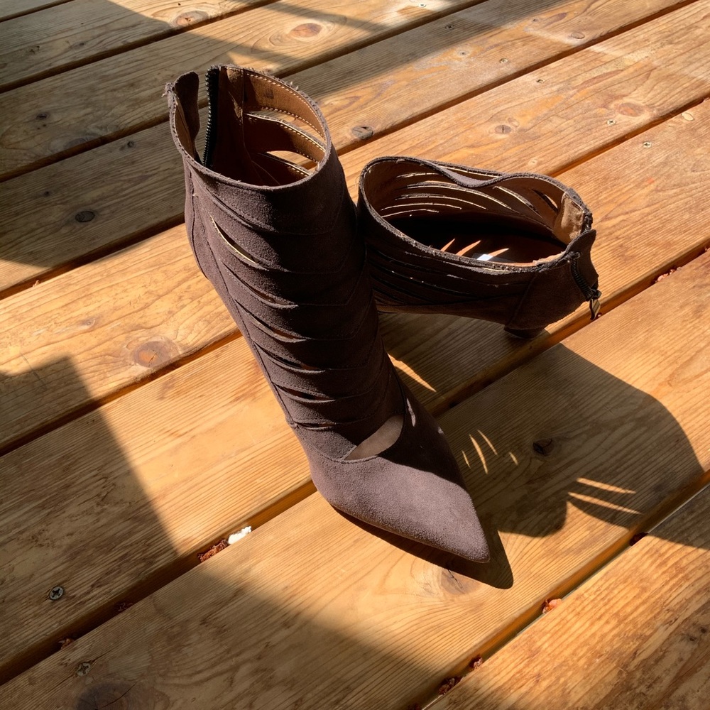 STEVE MADDEN pointed toe suede heels